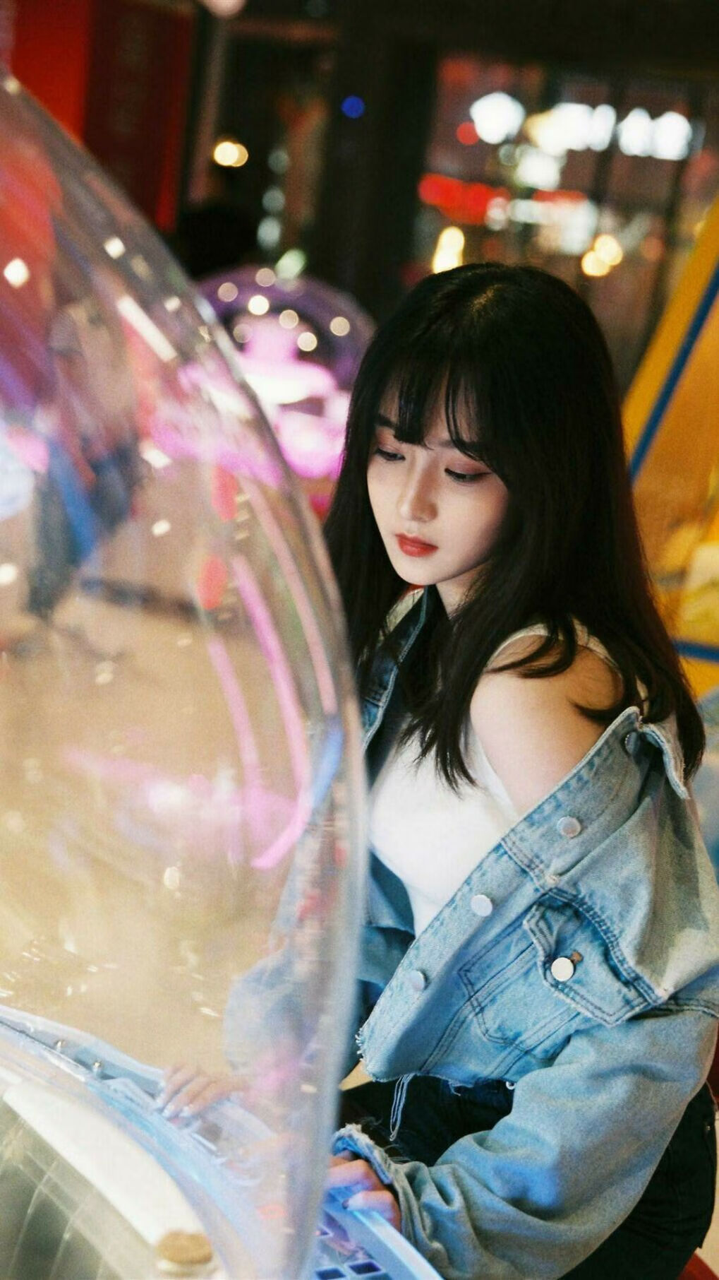 爱游戏体育平台-库里赛后与小球迷温情互动，库里和队友