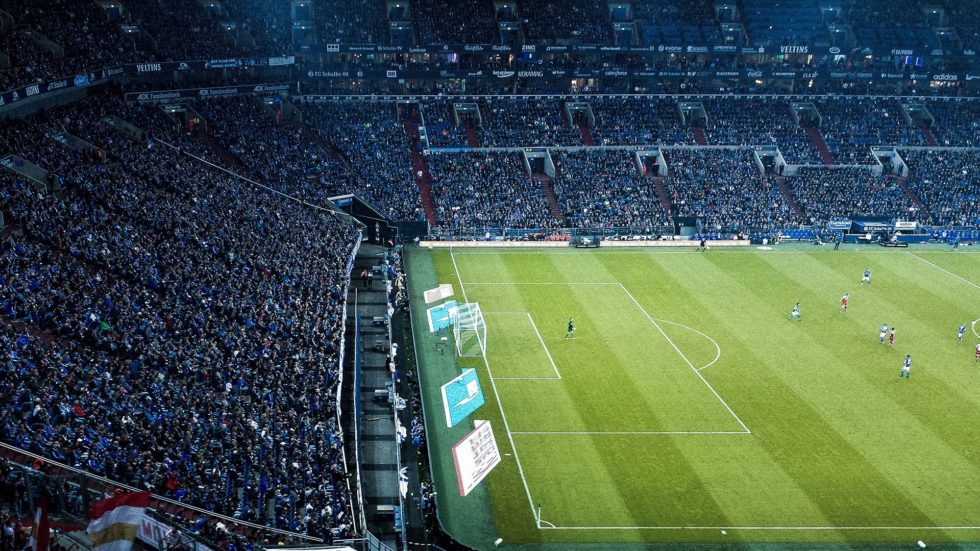 英超球队通过视频分析优化防守站位与协防效率，英超攻防转换